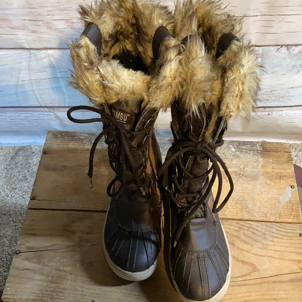 Size 6 woman’s Khombu duck boot. In good condition